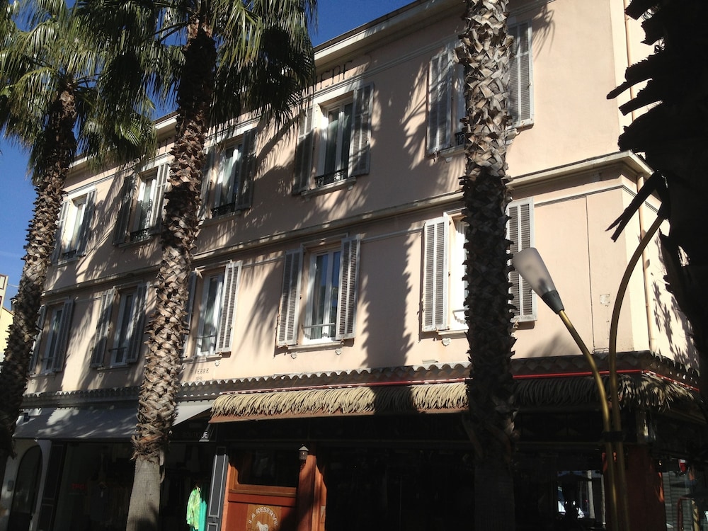 Hotel De La Pinède by null