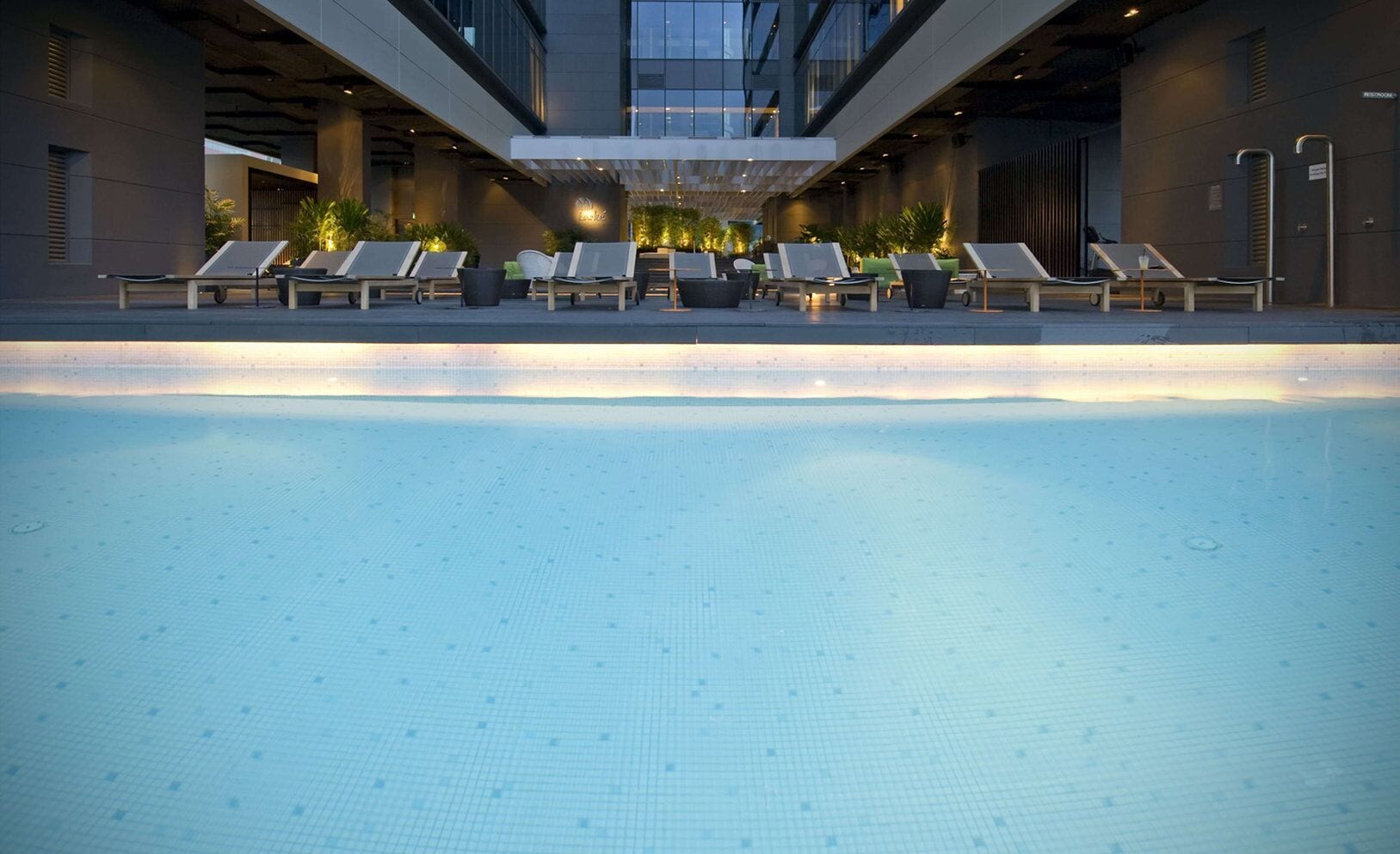 Una piscina al aire libre, camas de piscina gratis