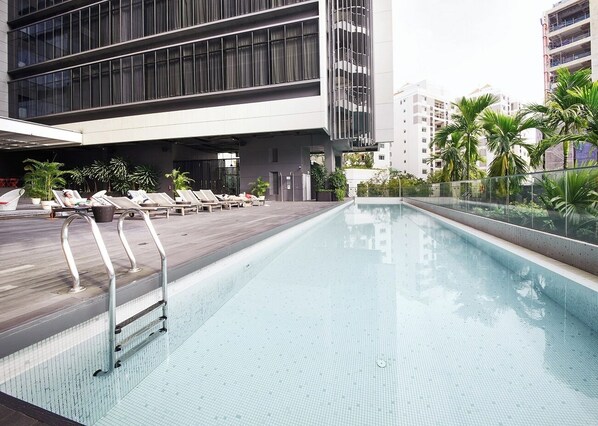 Outdoor pool, open 6:00 AM to 11:00 PM, free cabanas, sun loungers - Studio M Hotel (Singapore)