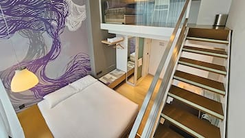 Studio, 1 queensize-seng (Loft) | Sengetøy av topp kvalitet, safe på rommet og skrivebord