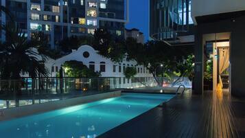 Ropa de cama de alta calidad y caja de seguridad en la habitación