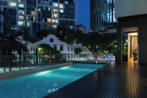 Bộ đồ giường cao cấp, két bảo mật tại phòng, bàn 