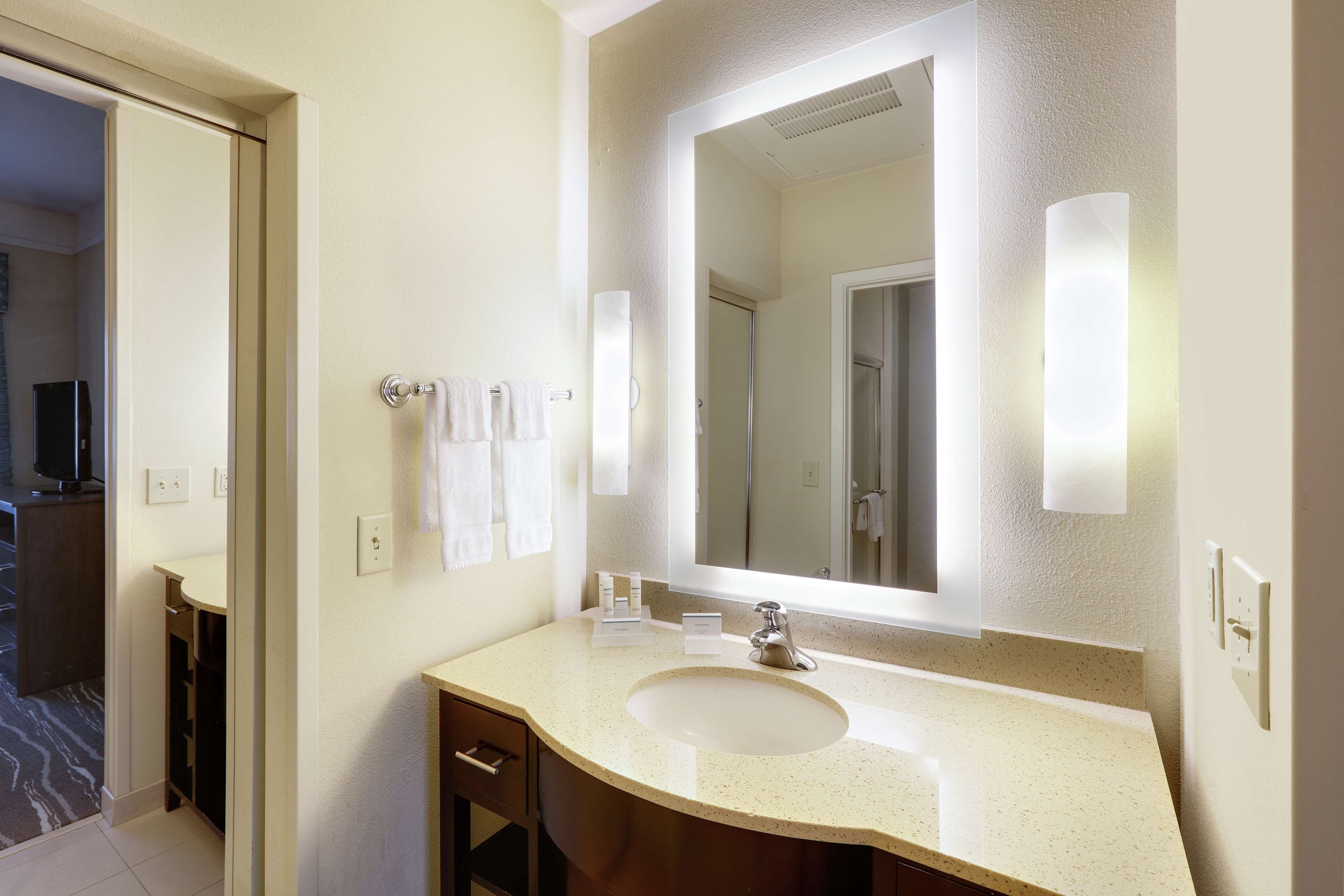 suite, 2 bedrooms, non smoking | bathroom | free toiletries, hair dryer, bathrobes, towels