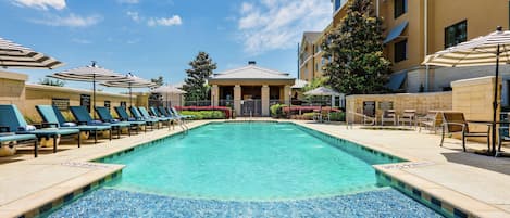 室外泳池;泳池傘、躺椅