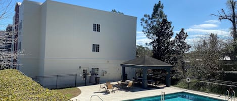 Un edificio con piscina, un pabellón y un patio amurallado.