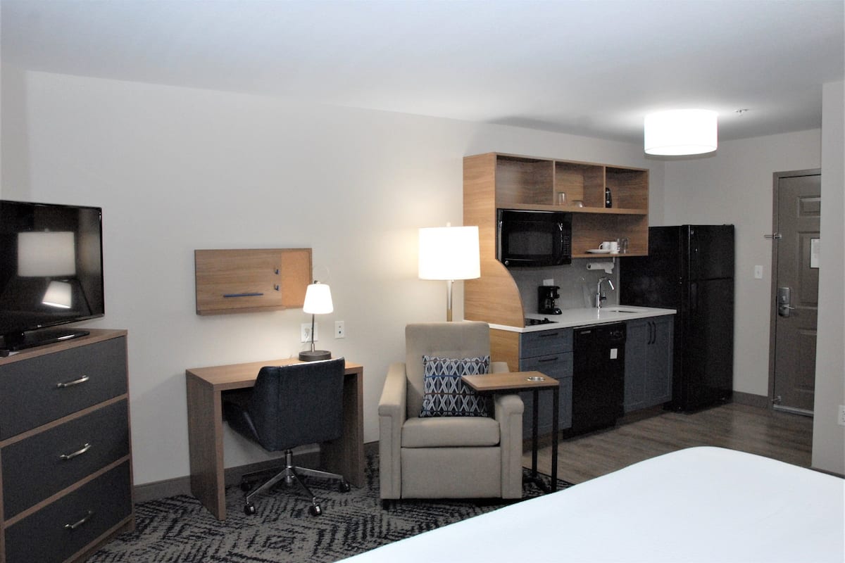 studio suite, 1 king bed | 1 bedroom, desk, laptop workspace, soundproofing