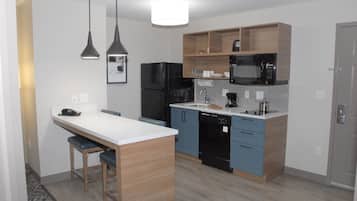 1 bedroom, desk, laptop workspace, soundproofing
