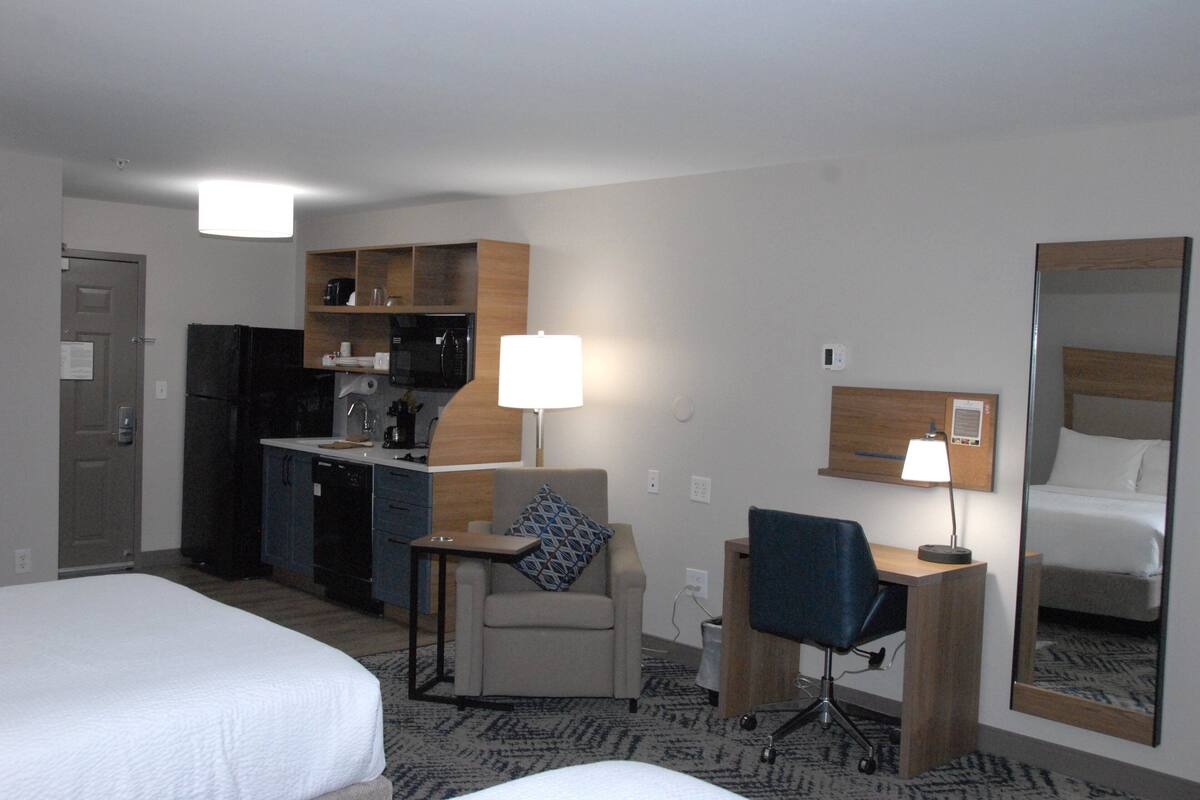 1 bedroom, desk, laptop workspace, soundproofing