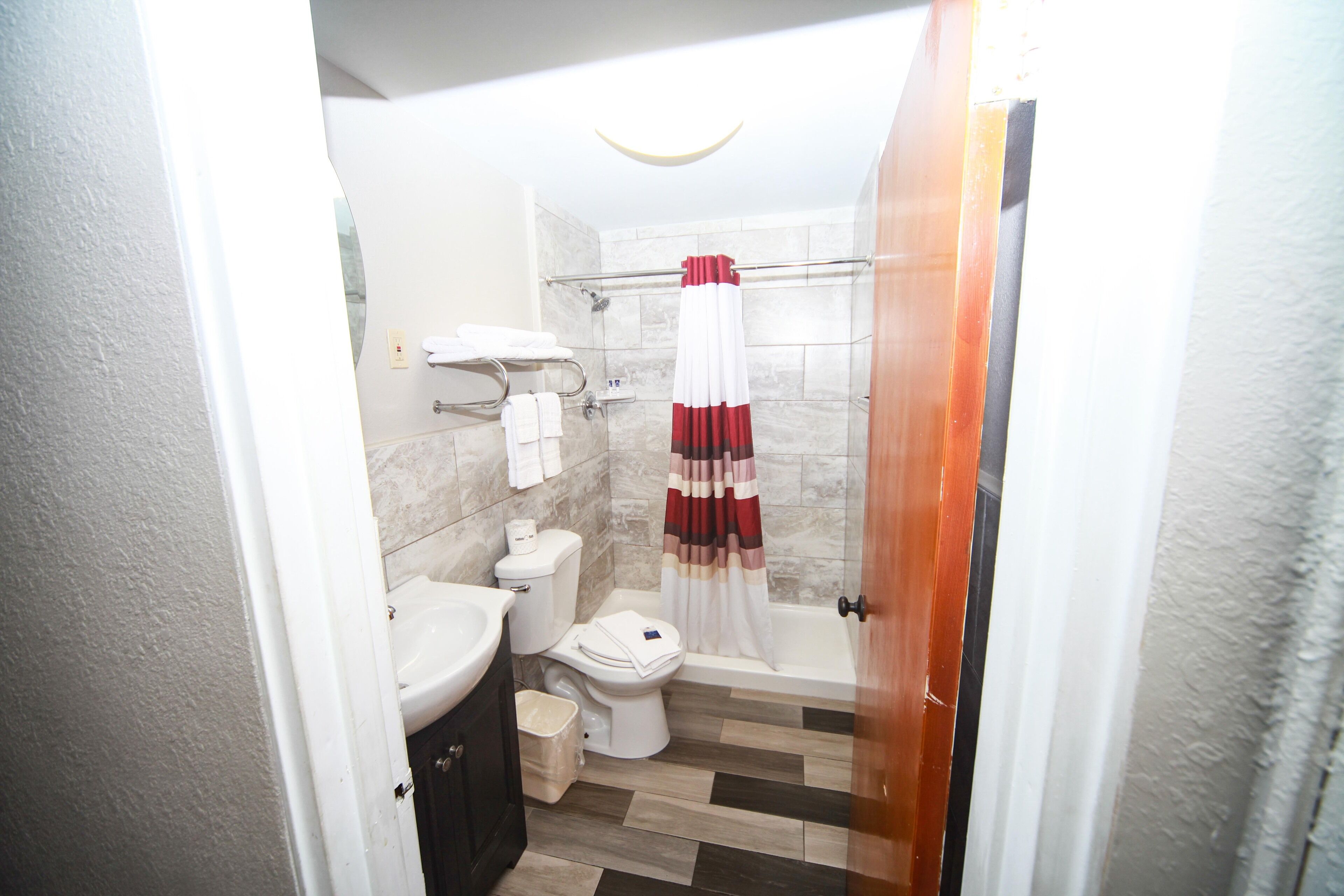 Douche, articles de toilette gratuits, sèche-cheveux