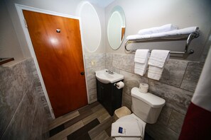 Een douche, gratis toiletartikelen, een haardroger, handdoeken