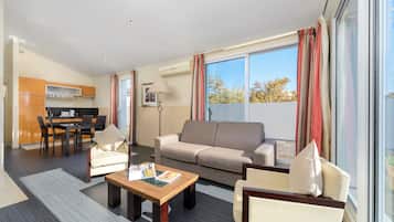 Departamento, Terraza | Área de sala de estar | Televisión de 90 cm con canales digitales y reproductor de DVD