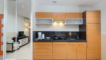 Refrigerador con congelador, microondas y parrilla de estufa