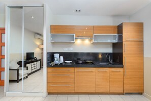 Großer Kühlschrank, Mikrowelle, Herdplatte, Geschirrspüler