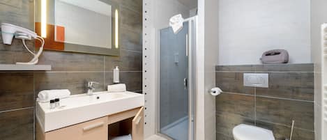 Suite Junior | Salle de bain | Séchoir à cheveux, serviettes fournies