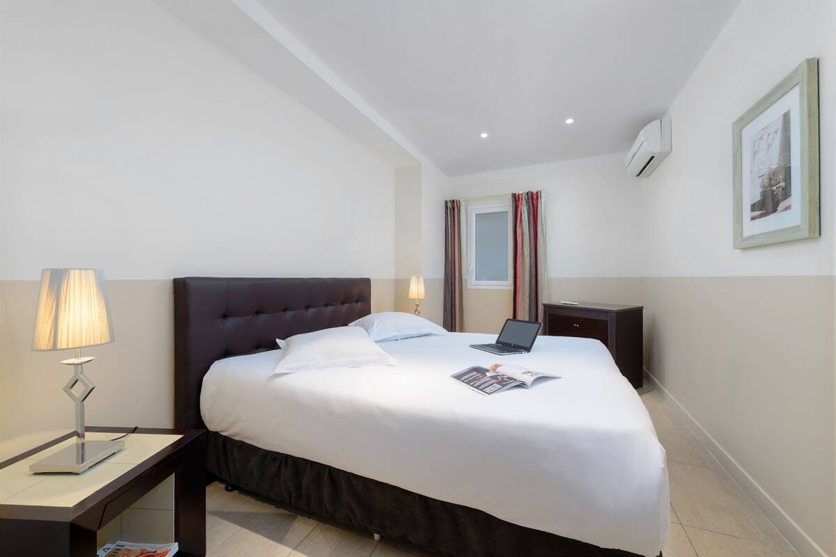 Premium bedding, in-room safe, iron/ironing board (on request)