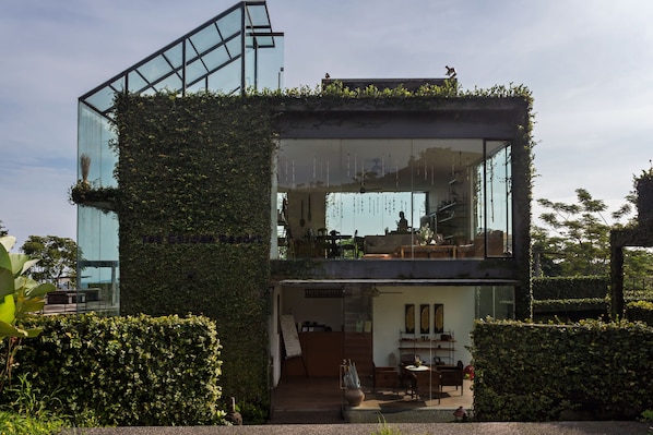Lobby sitting area - Tea Garden Resort (Wanayasa)
