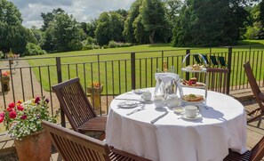 Frühstück, Mittagessen, britische Küche, Blick auf den Garten 