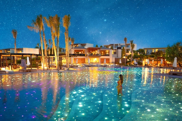 Una piscina techada, 2 piscinas al aire libre, sombrillas