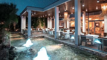 4 restaurants; breakfast, lunch, and dinner served