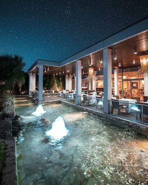 4 restaurants, breakfast, lunch, dinner served; international cuisine