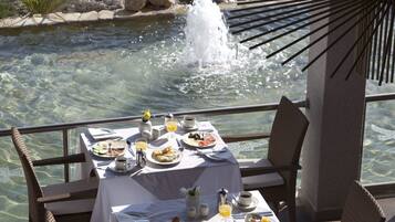 4 restaurants, breakfast, lunch, dinner served; international cuisine