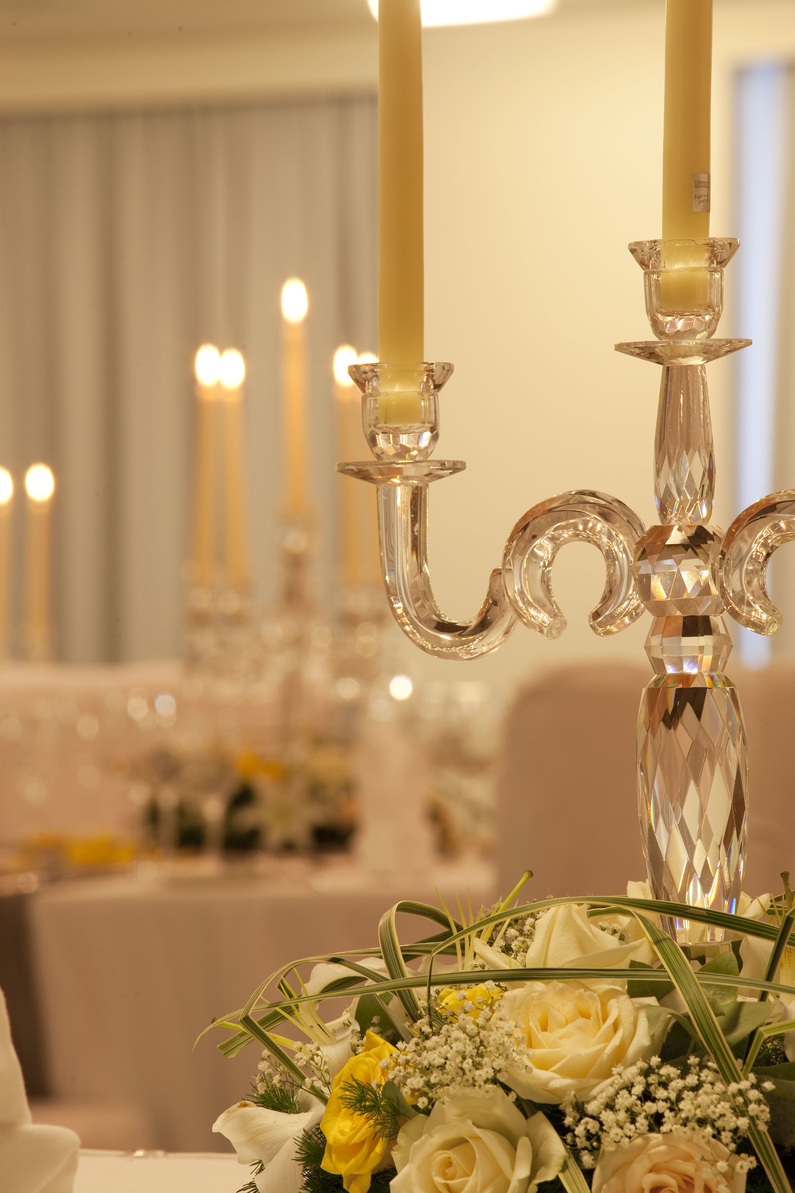 Una mesa servida con un arreglo floral y candelabros.