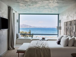 Minibár, széf a szobában, egyedi dekoráció és egyedi berendezés