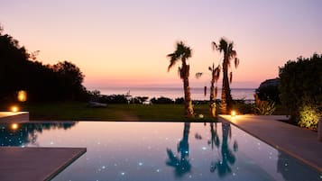 Una piscina techada, 2 piscinas al aire libre, sombrillas