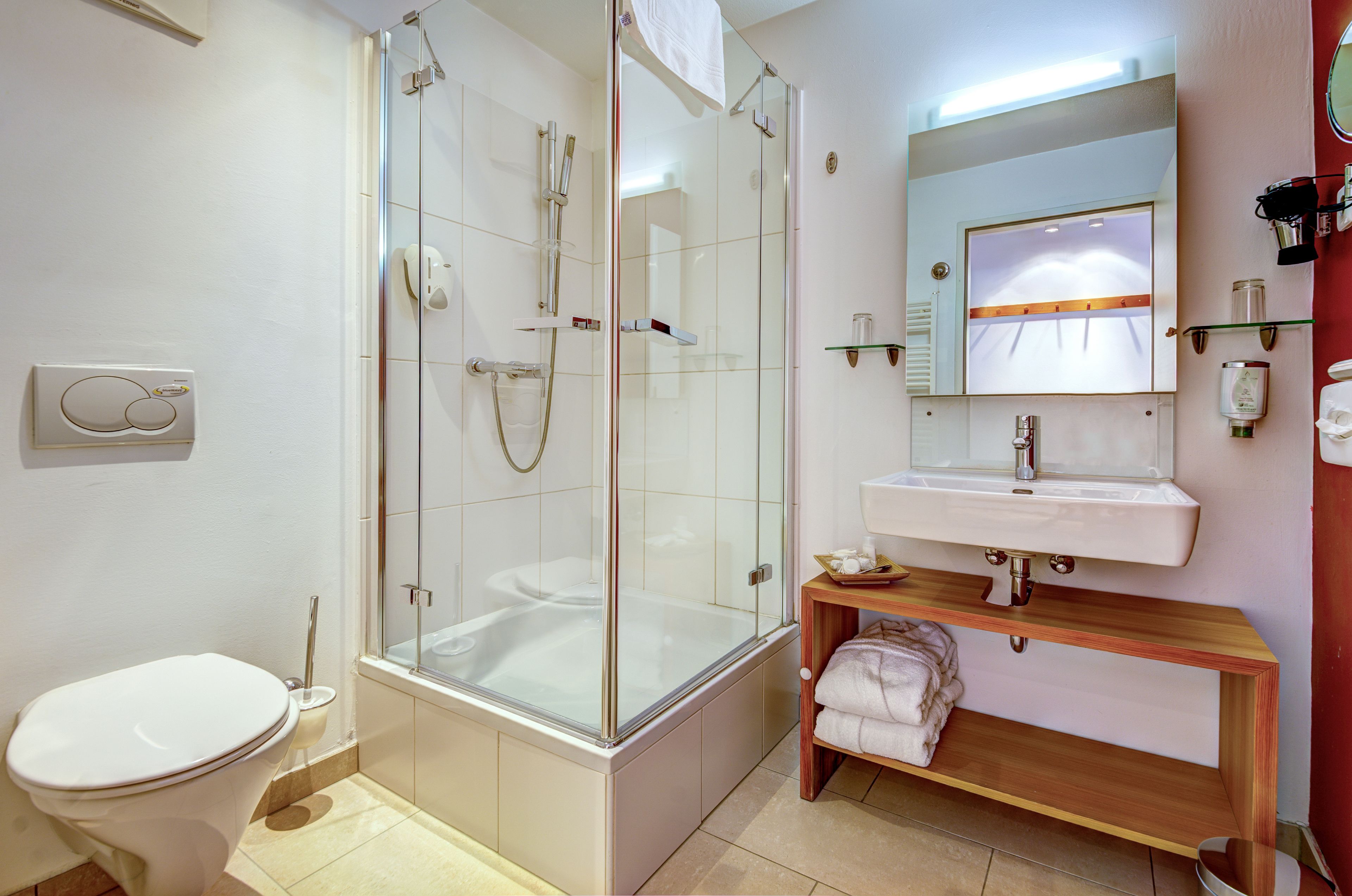 standard room, balcony | bathroom amenities | shower, free toiletries, hair dryer, dressing gowns