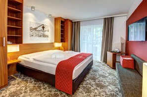 Habitación estándar, balcón | Ropa de cama de alta calidad, caja fuerte, sistema de insonorización