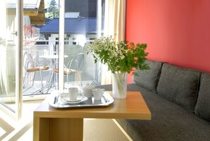 Standardzimmer, Balkon | Wohnbereich | Flachbildfernseher