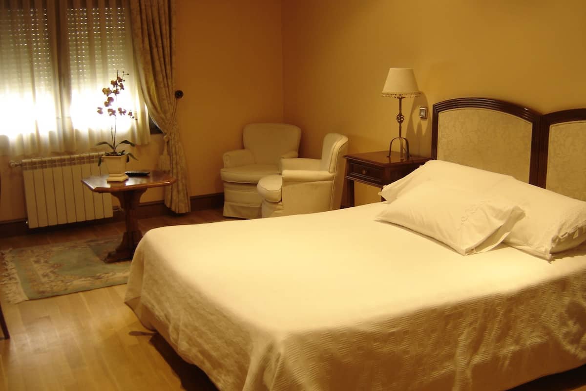 suite | desk, soundproofing, iron/ironing board, free wifi