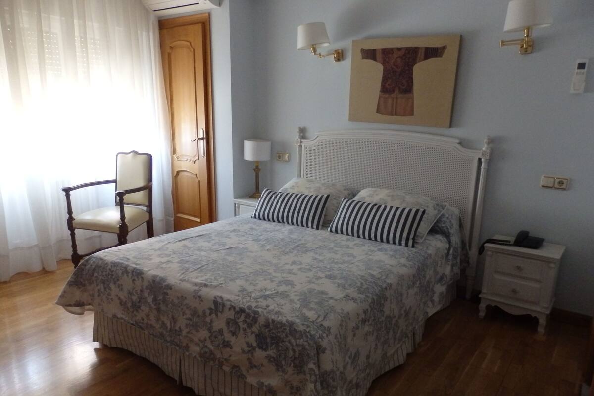 Schreibtisch, schallisolierte Zimmer, Bügeleisen/Bügelbrett