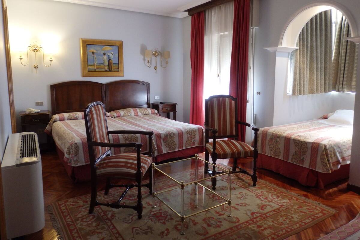 Dreibettzimmer | Schreibtisch, schallisolierte Zimmer, Bügeleisen/Bügelbrett