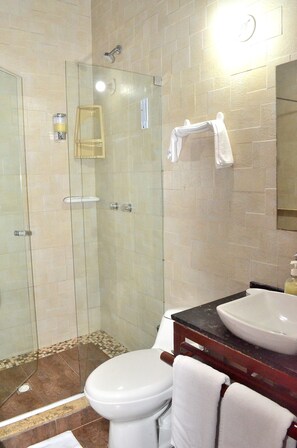 Vierpersoonskamer | Badkamer | Een douche, een haardroger, handdoeken