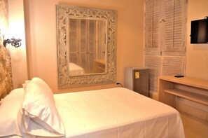 Standard Double Room | Minibar, in-room safe, soundproofing, iron/ironing board - Hotel Puertas De Cartagena (Cartagena)