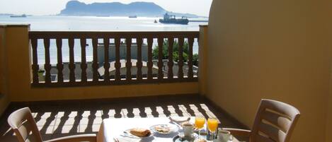 Kontinental morgenmad hver dag (4.53 EUR pr. person)