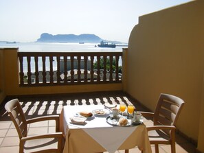 Daily continental breakfast for a fee - Mirador (Algeciras)