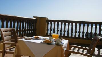 Petit déjeuner et déjeuner servis sur place, spécialités Cuisine locale