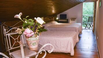 Chambre Double (with 2 extra beds) | Coffres-forts dans les chambres, lits bébé (en supplément)