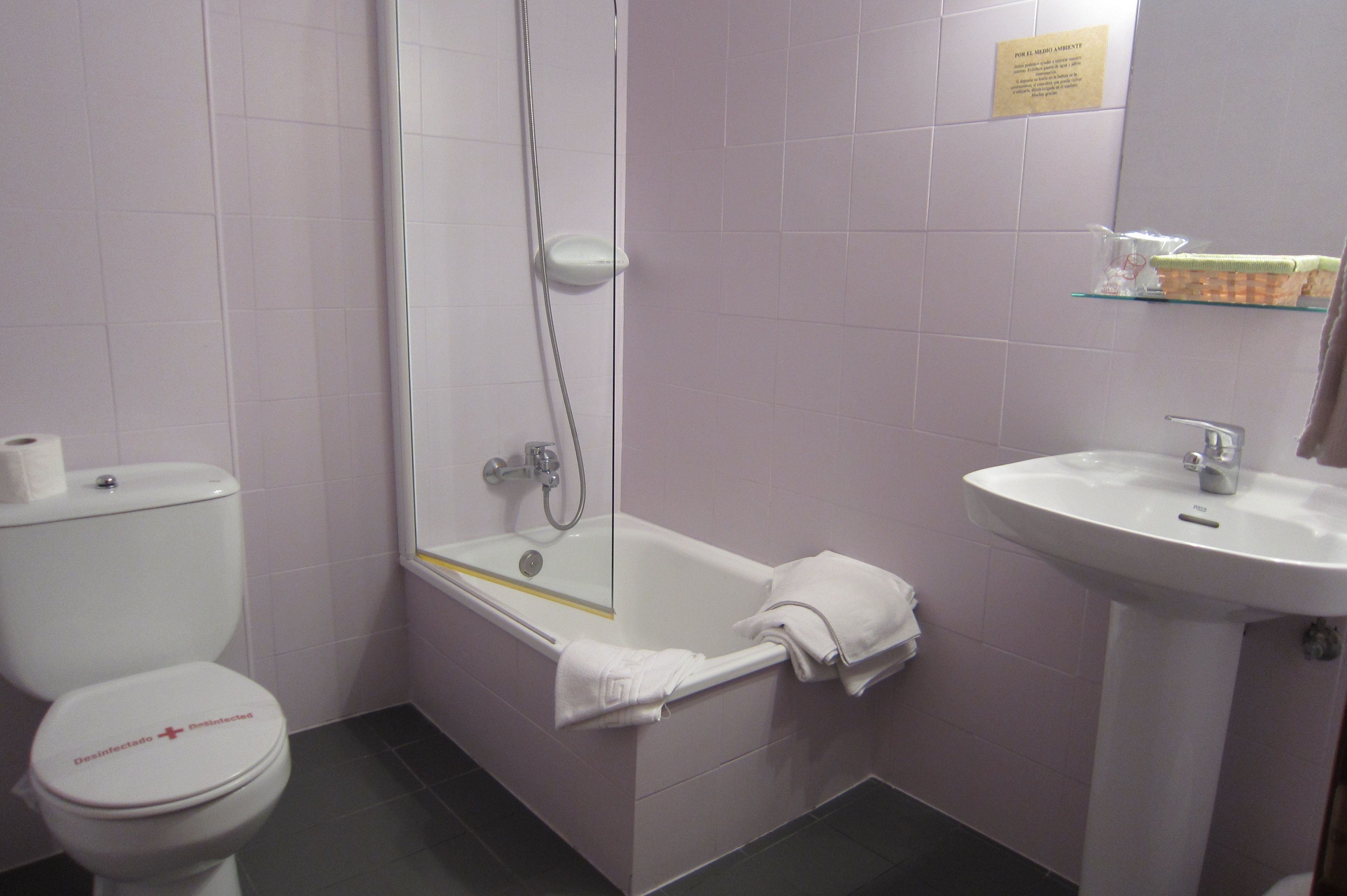 Double Room | Bathroom | Free toiletries, hair dryer