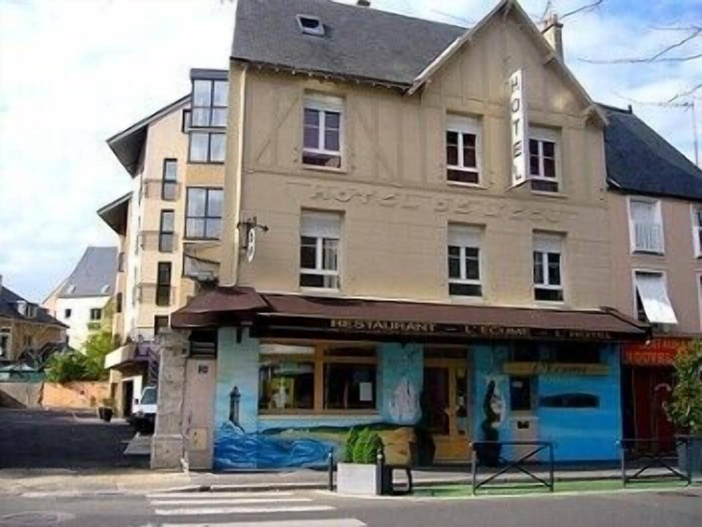 Un edificio de dos pisos con un letrero que dice "HOTEL DE LA VIE".