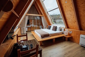 Hytte – signature | Safe på rommet, skrivebord, blendingsgardiner og lydisolert
