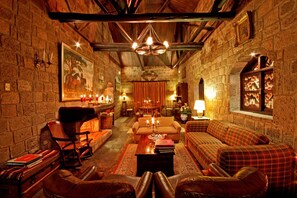 Lobby sitting area - Hacienda Hato Verde (Latacunga)