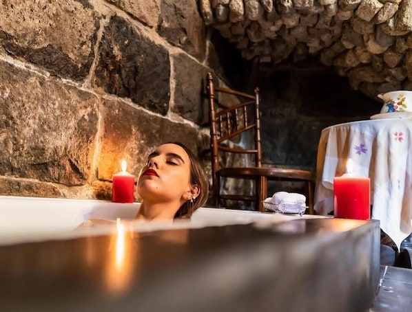 Superior Double Room, Mountain View | Bathroom | Free toiletries, hair dryer, towels, soap - Hacienda Hato Verde (Latacunga)