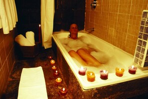 Familien-Dreibettzimmer, 1 Schlafzimmer, Bergblick | Badezimmer | Kostenlose Toilettenartikel, Haartrockner, Handtücher, Seife