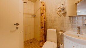 Standard Double Room | Bathroom | Shower, hair dryer, heated floors (bathroom), towels - Aleksandri Hotel (Tartu)