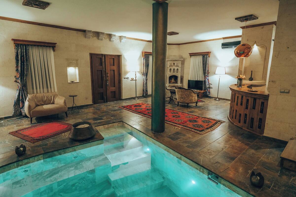 The Konak Pool Suite | 起居區 | 電視
