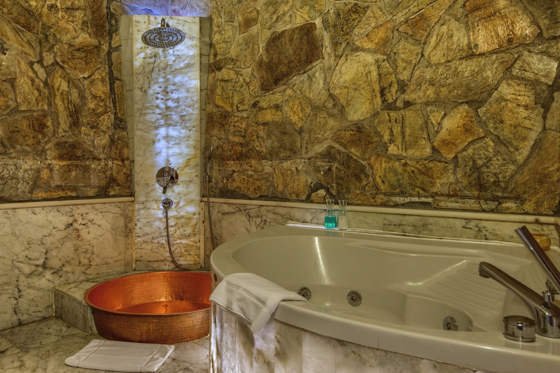 Suite superior | Baño | Amenidades de baño gratuitas, secadora de cabello, batas, pantuflas 