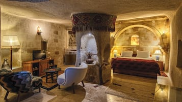 Deluxe Suite | Premium bedding, Select Comfort beds, minibar, in-room safe